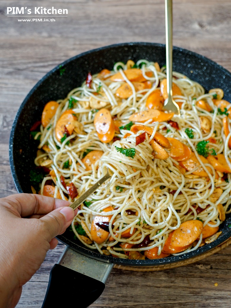 garlic and dried chilli spaghetti with cheese sausage 05