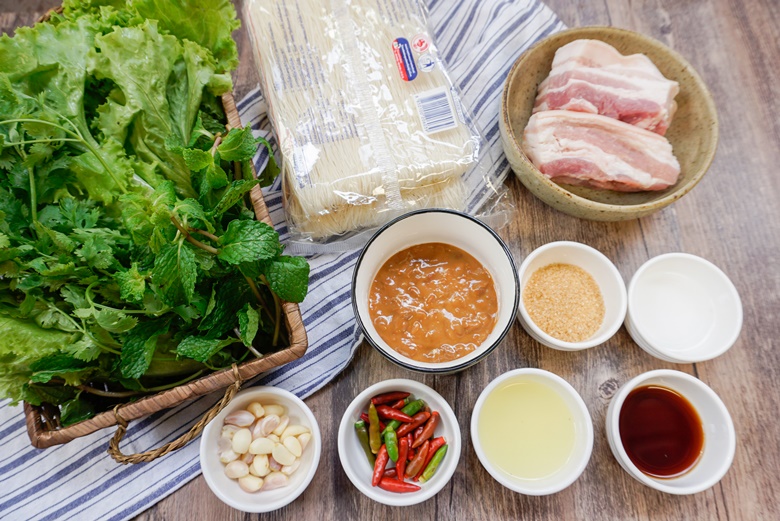 pork and rice vermicelli with vegetable wrap 01