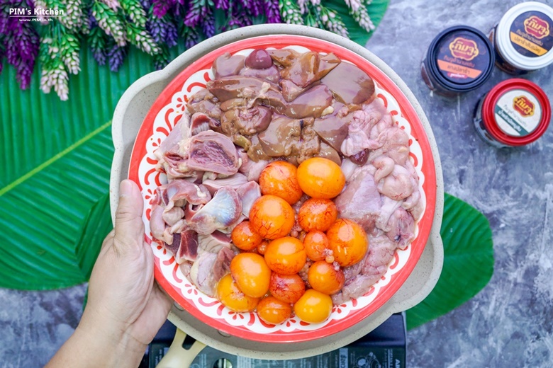 steamed chicken giblets in pot 16