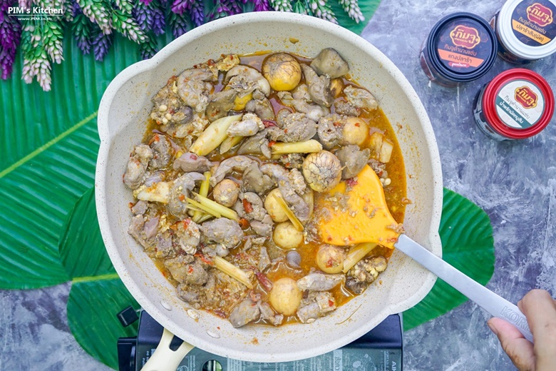 steamed chicken giblets in pot 20