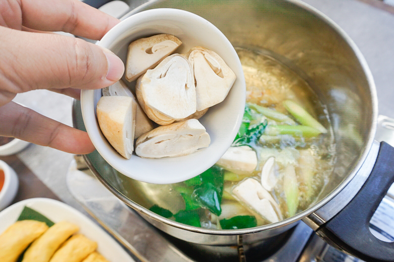 egg wonton with seasoned pork in tomyum soup16