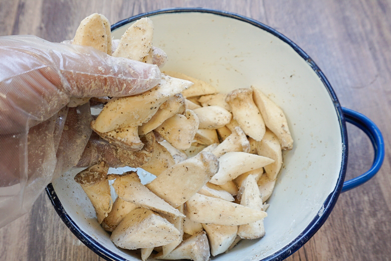 fried mushroom with dried chilli and peanut06