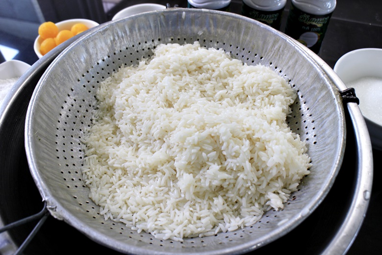 sweet sticky rice cake with coconut milk 06